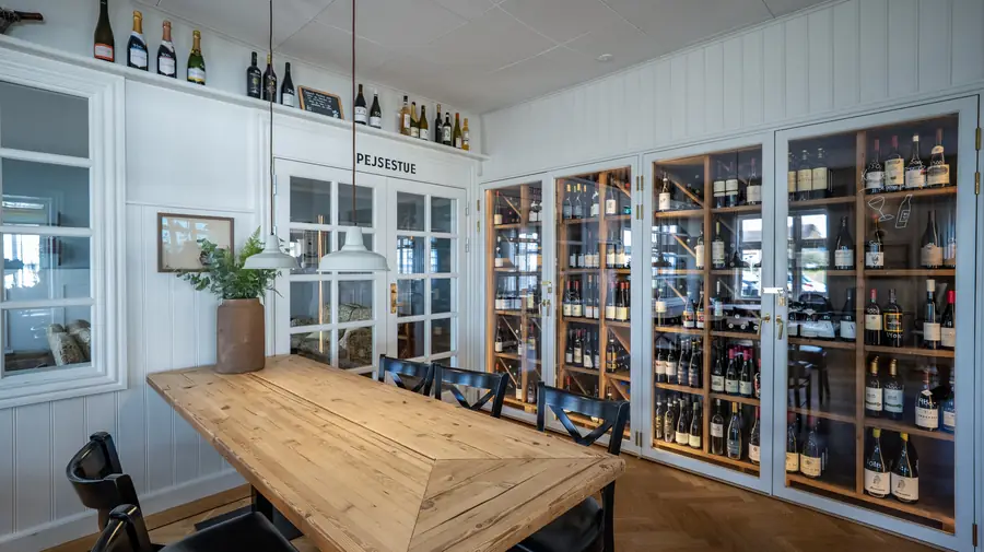Vinskabe ved pejsestuen