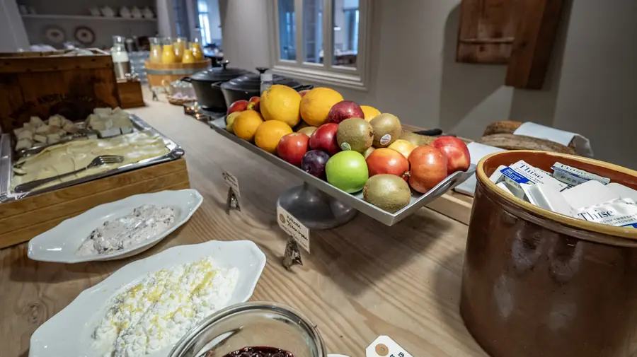 Frugt og ost til morgenmad